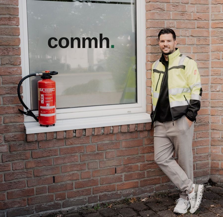 Übungs-Feuerlöscher vor dem conmh Campus in Brüggen